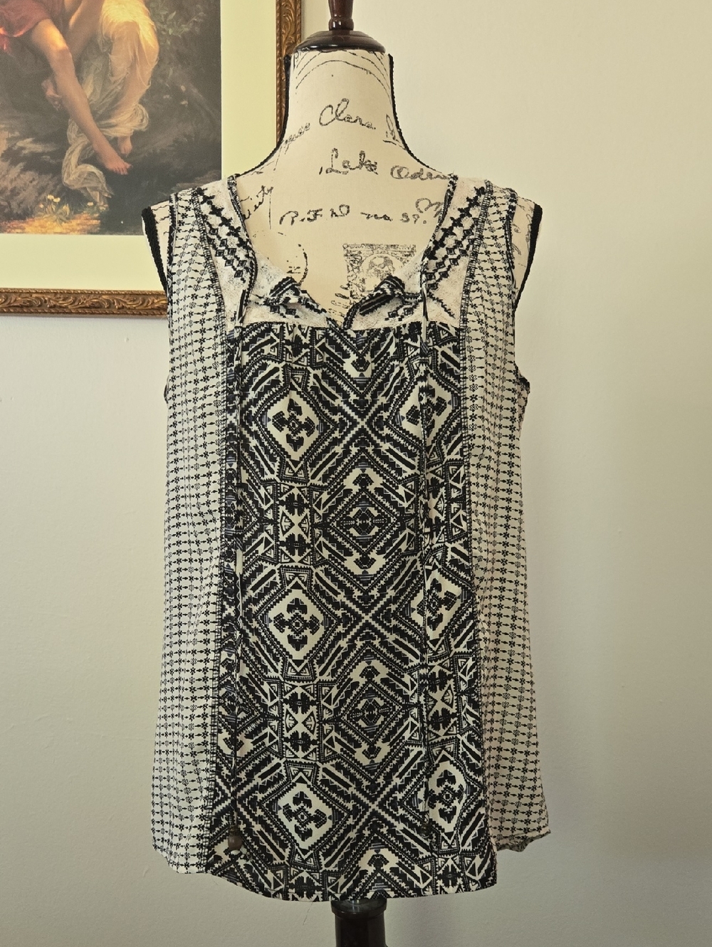 DressBarn Black & White Geometric Sleeveless Top